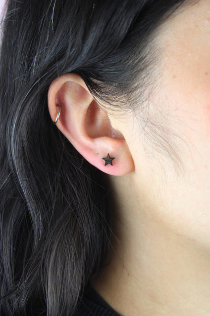Star Screw On Stud Earrings - Black