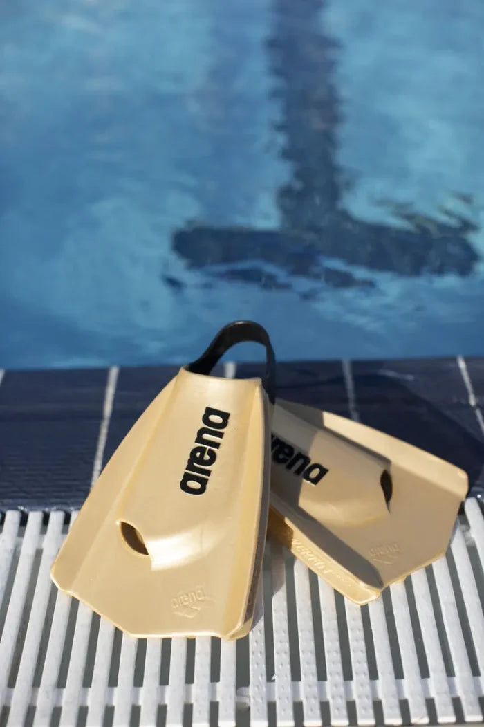 Arena Powerfin Pro II gold training fins, lightweight swim fins for enhanced kick training, shown in close-up.