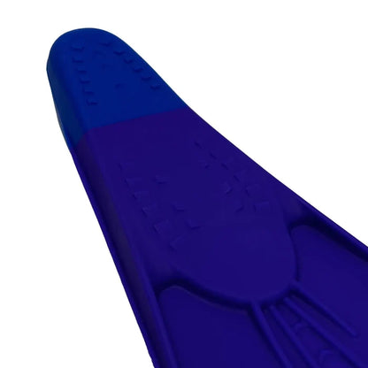 Maru Short Blade Fin in purple and blue, a sleek diving or snorkeling fin designed for optimal underwater movement.