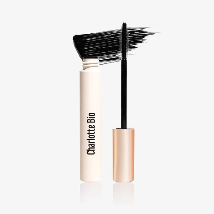 Mascara Volume Boost naturel noir Charlotte Bio, flacon ouvert et brosse chargée