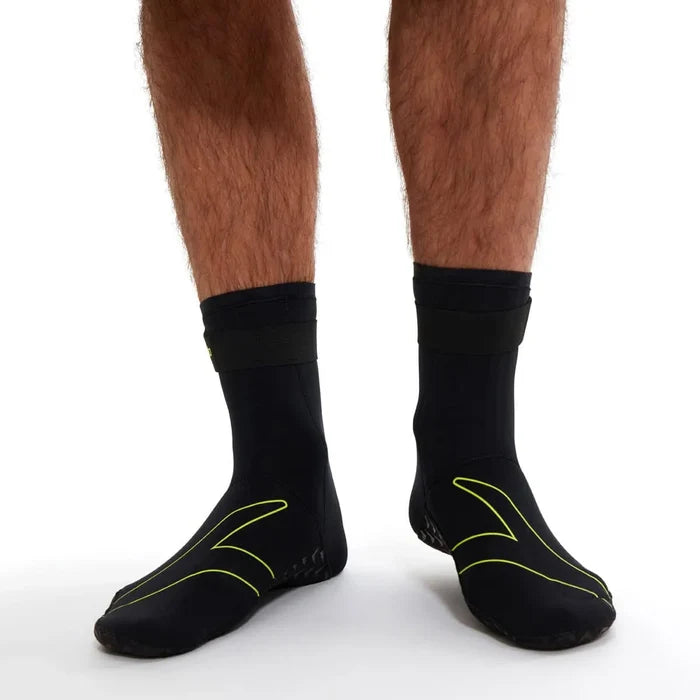 Black Speedo OW swim socks designed for water activities, featuring a snug fit and durable material for comfortable swimming.