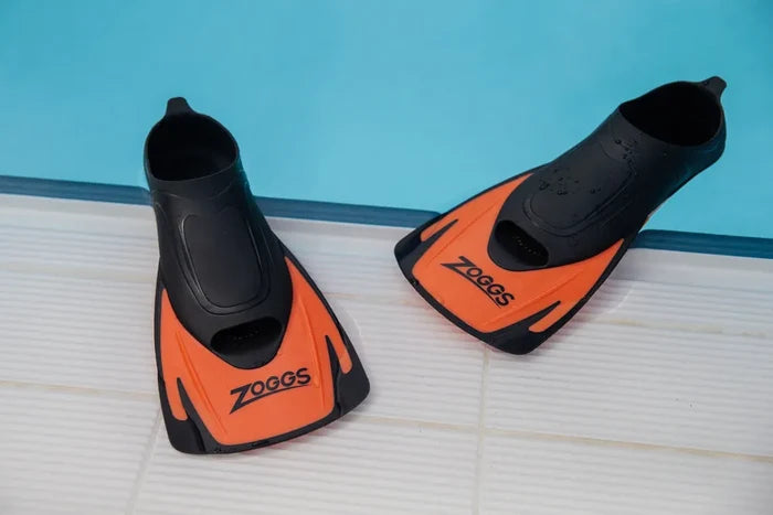 Zoggs Swim Fin Energy for swimming training, black fins with adjustable strap and Zoggs branding, designed for enhanced propulsion.